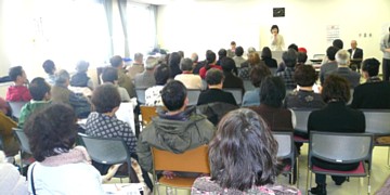 会場いっぱいの集会