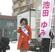 雪をついて宣伝